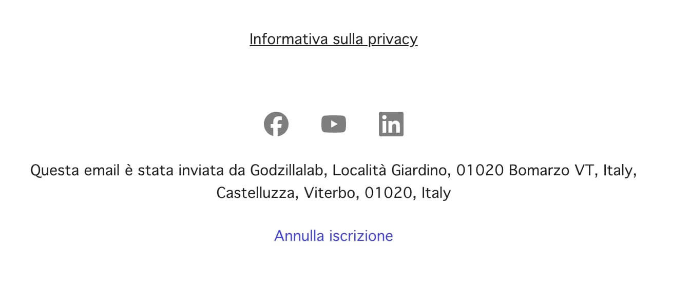 screenshot di un footer email sobrio con tre icone social per Facebook, YouTube e LinkedIn