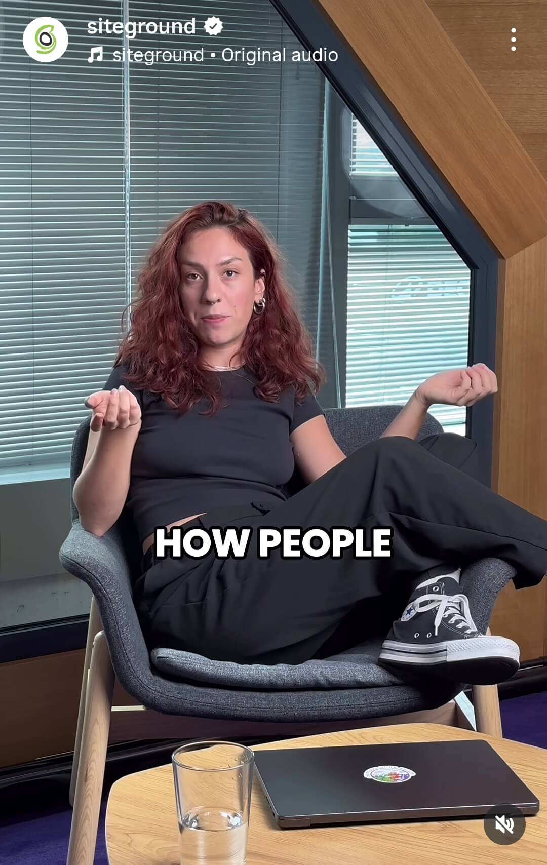 screenshot di un video della pagina Instagram di SiteGround dove la presentatrice siede comodamente su una poltrona e parla al pubblico con atteggiamento amichevole