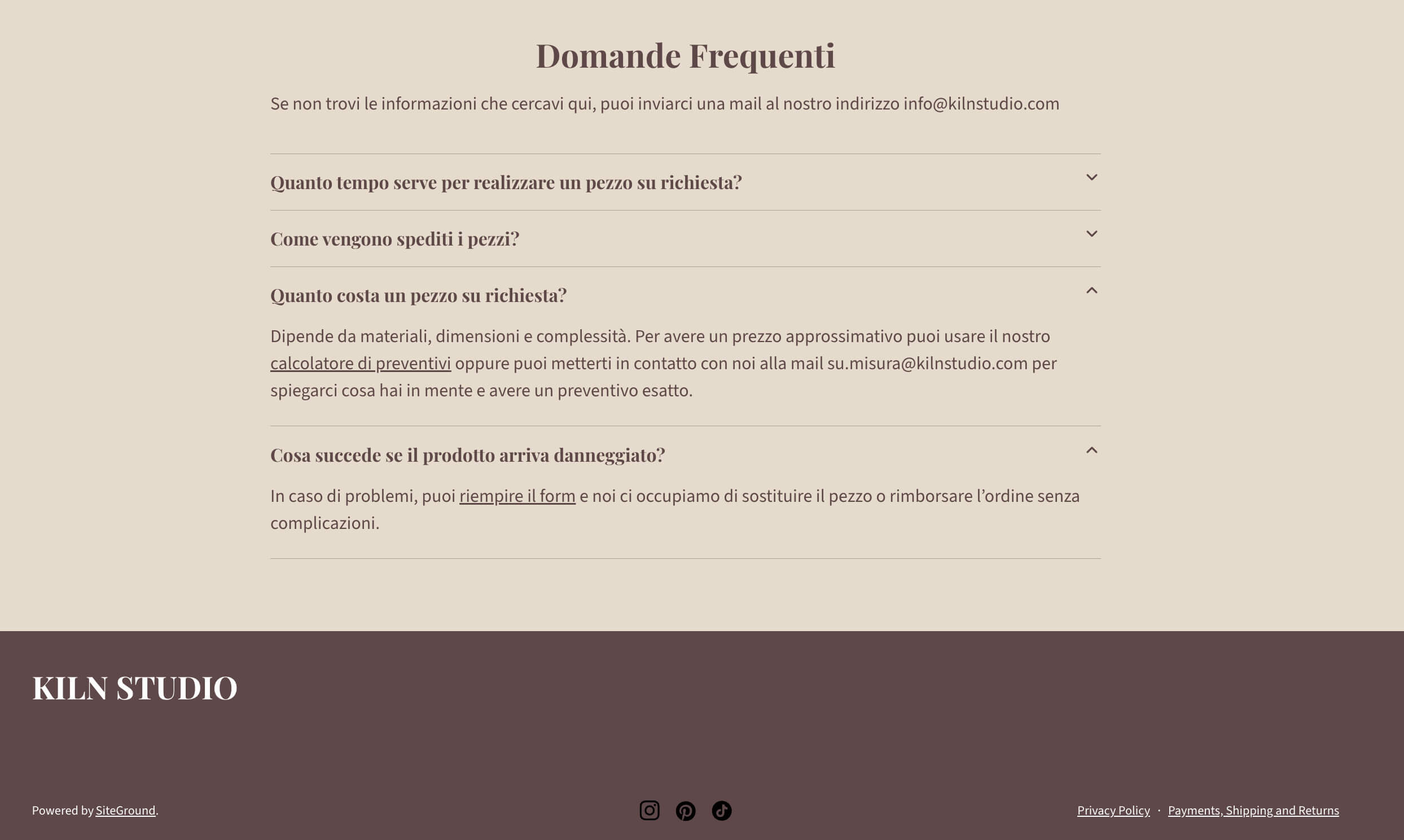 screenshot della parte bassa della pagina contatti di uno studio di ceramiche dove appaiono le domande frequenti con link addizionali e i link ai social