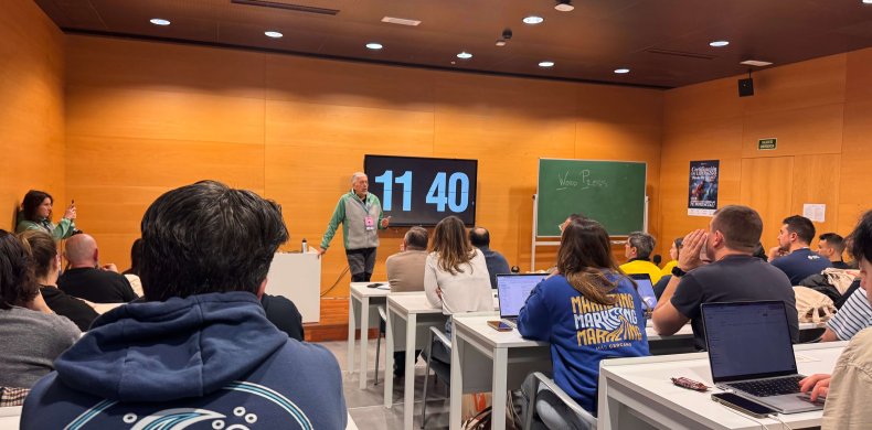 foto de la charla de Fernando Tellado en WordCamp Madrid sobre su estrategia de contenidos para sobrevivir a los zero-clicks