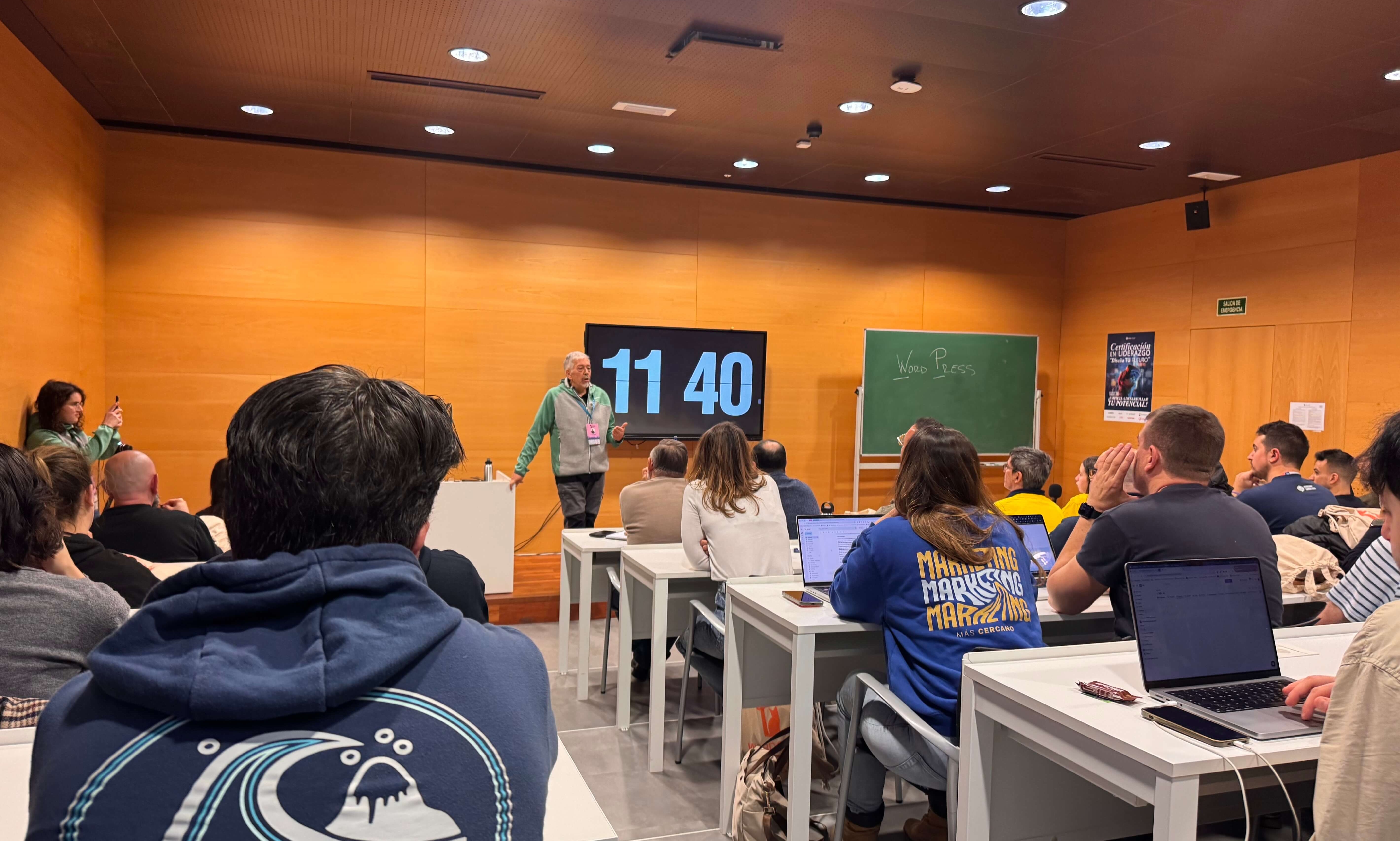 foto de la charla de Fernando Tellado en WordCamp Madrid sobre su estrategia de contenidos para sobrevivir a los zero-clicks