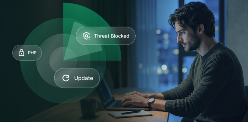 Un hombre trabajando en un portátil con gráficos de seguridad que muestran protección para PHP, una amenaza bloqueada y una actualización de software.