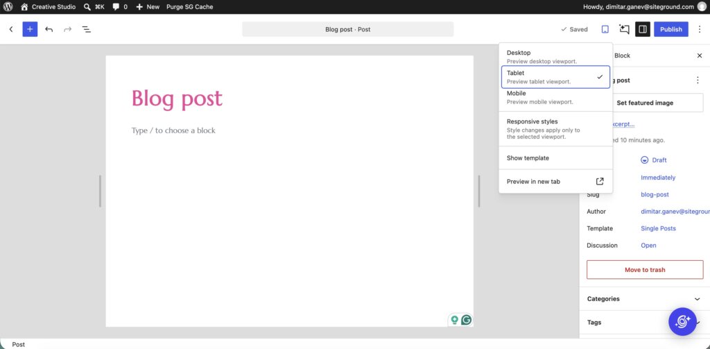 Eine Screenshot-Aufnahme des WordPress-Block-Editors beim Bearbeiten eines Beitrags mit dem Titel „Blog post“. Das geöffnete Dropdown-Menü zur Gerätevorschau oben rechts hebt die Option „Tablet“ („Preview tablet viewport.“) hervor. Die rechte Seitenleiste zeigt Beitragseinstellungen und Metadaten wie den Entwurfsstatus, den Permalink-Slug, Autoreninformationen und einen roten Button „Move to trash“.