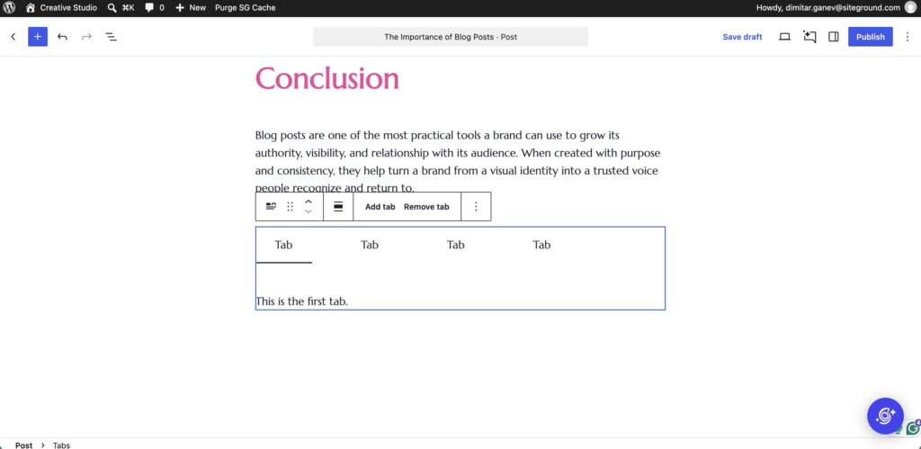 Eine Screenshot-Aufnahme des WordPress-Block-Editors, der den Abschnitt „Conclusion“ eines Artikels mit dem Titel „The Importance of Blog Posts“ zeigt. Unter einem Absatz über Markenautorität ist ein aktiver Tabs-Block mit einem blauen Rahmen ausgewählt. Die Werkzeugleiste über dem Block bietet die Optionen „Add tab“ und „Remove tab“. Der Block enthält vier Reiter mit der Beschriftung „Tab“, wobei der aktive erste Reiter den Text „This is the first tab.“ anzeigt.